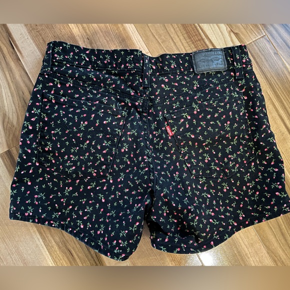 Levi’s Black Floral Shorts - Picture 2 of 4